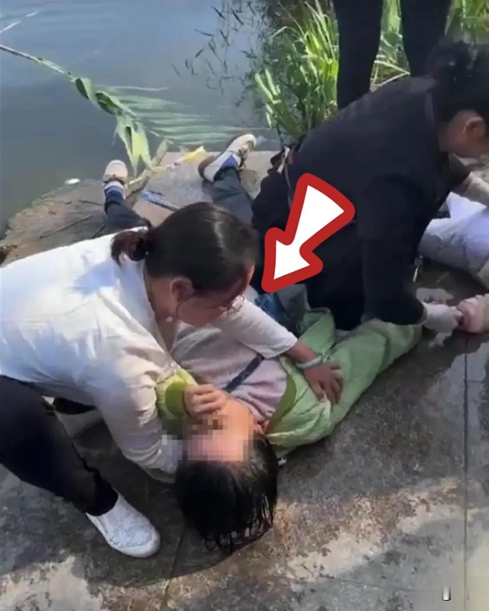 “真是不知羞耻，连隐私都露出来了！”

海边有个男人游泳时溺水昏迷，一位陌生女子