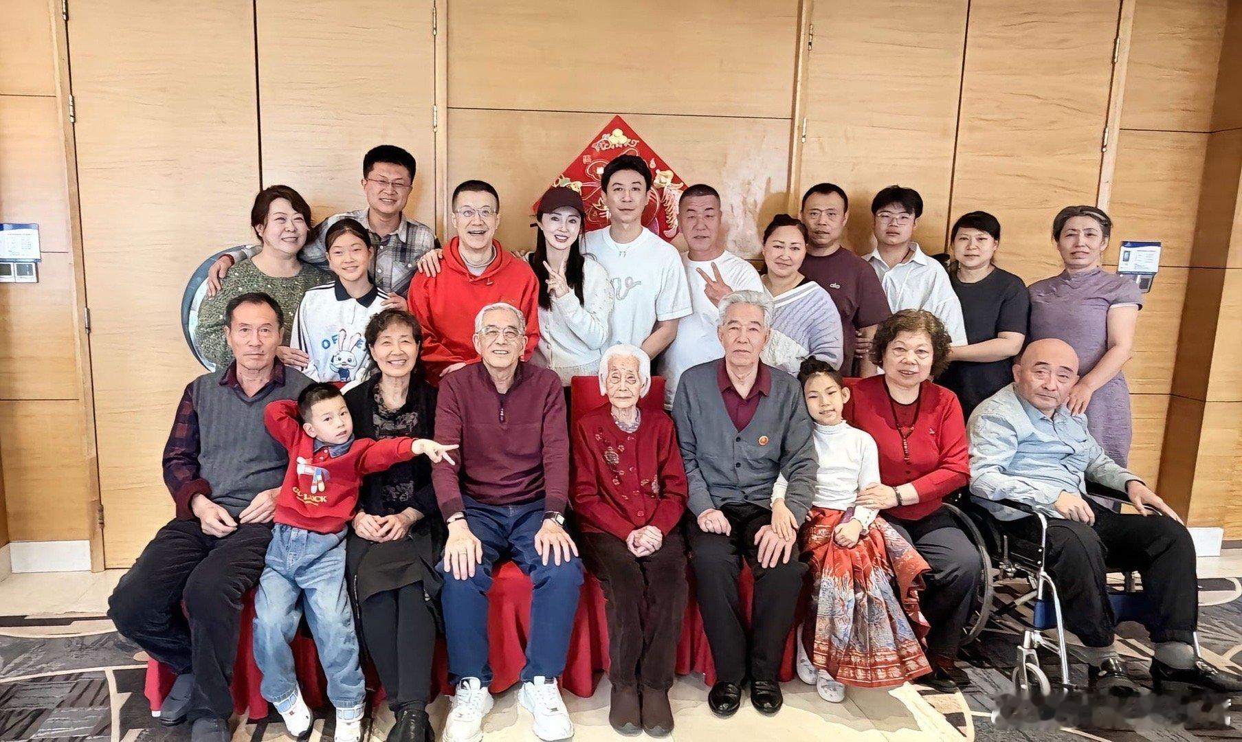 董璇与张维伊家人合影张维伊带董璇回山西大同张维伊带董璇回大同老家，与家人亲密合影