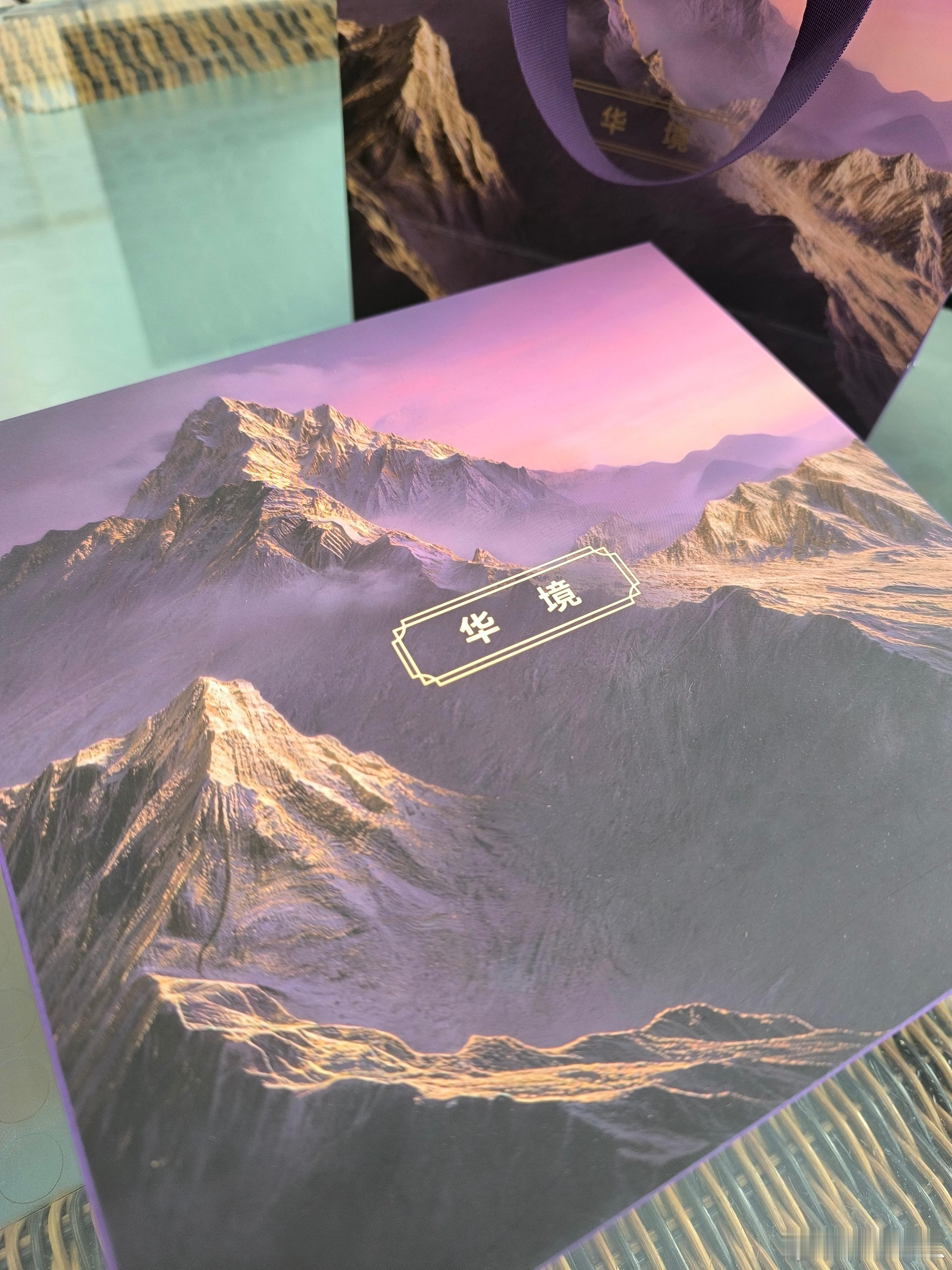 感谢送来的新年礼物🎁！一对精致的小马胸针、华为无线耳机，还有一张足金小金卡，红