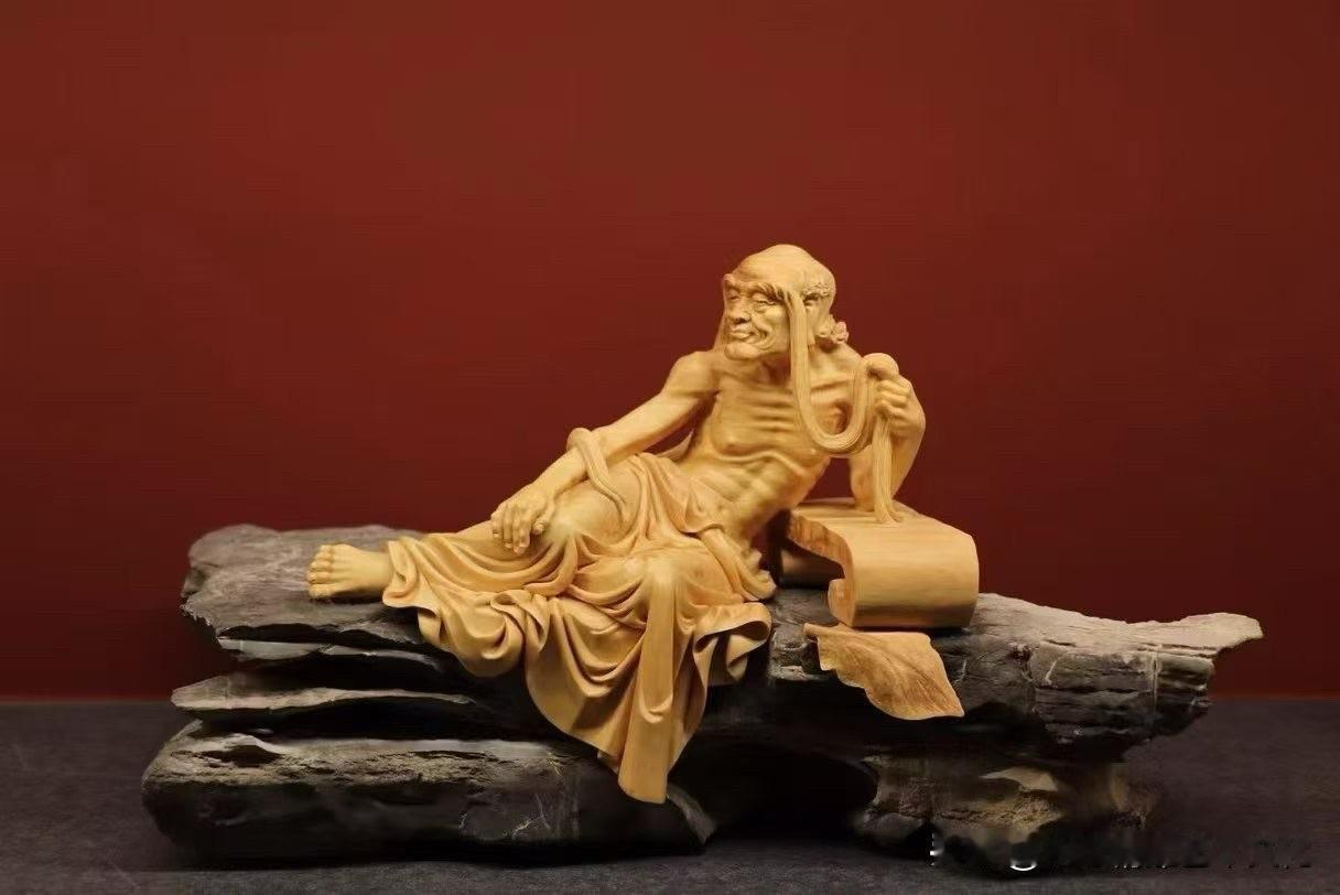 岁月会在木头里留下痕迹，也会在人身上留下故事。

这一尊长眉罗汉，以小叶黄杨木雕