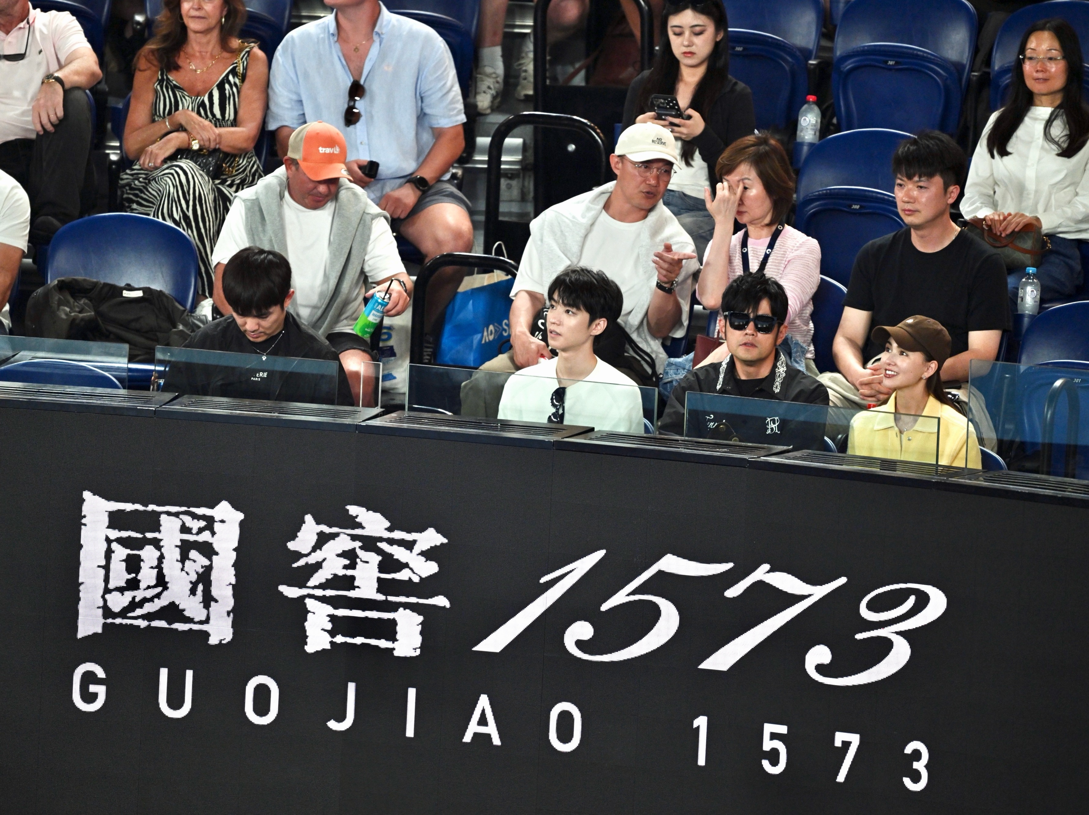 😦澳网男单半决赛德约科维奇vs辛纳这场观众席星光度也拉满了周杰伦、陈奕迅和王俊