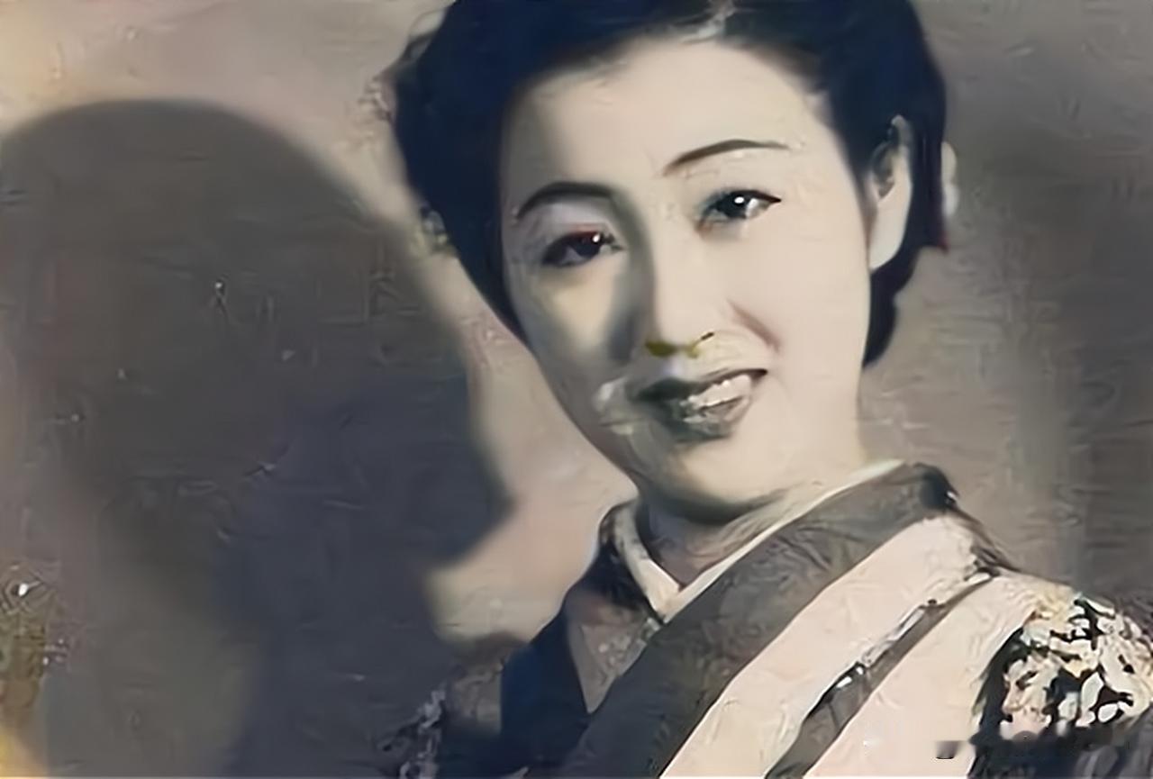 1978年，重庆江津白沙镇一名农妇正在喂猪，几辆轿车突然到访，来人告知她拥有数百