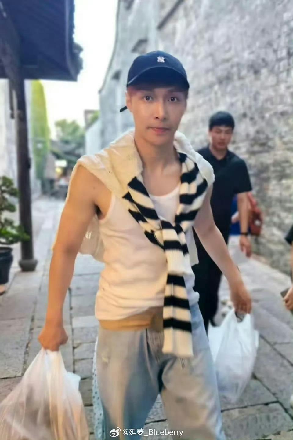 偶遇张艺兴排队买包子就这样没戴眼镜没戴口罩的去买包子，认出来也没发生拥堵，好接地