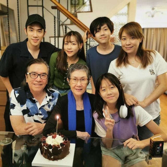 现年77岁的亚太影帝姜大卫，多年来气质出众，靓仔潇洒，是不少人心目中不老男神。姜
