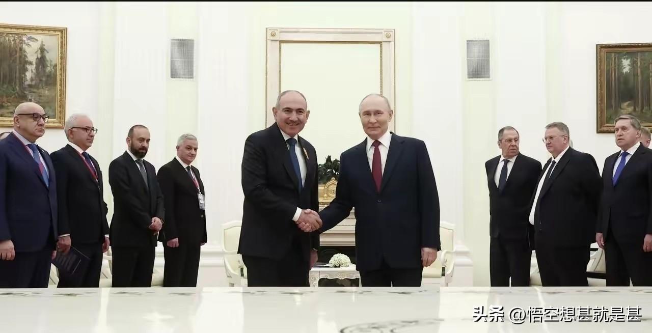 4月2日俄新社消息，亚美尼亚总理帕什尼扬在克里姆林宫受到俄罗斯总统普京接见！从释