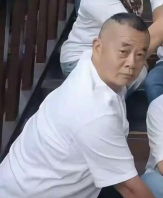 立案了。伊犁警方终于动手了。重庆那个靠碰瓷酒店出名的游客，已经被正式立案调查。警