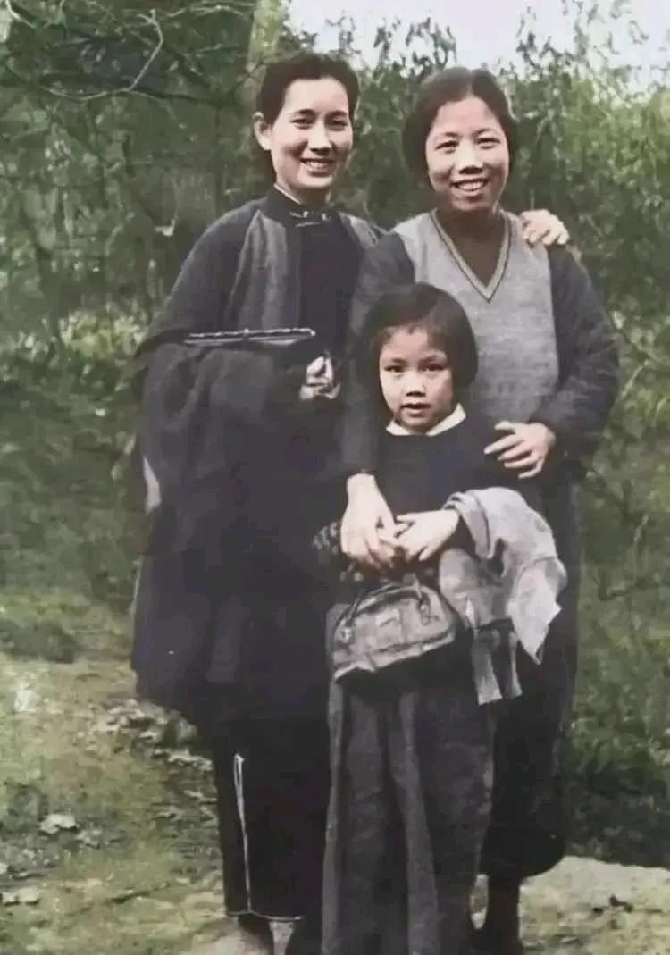周总理妻子邓颖超搂着小女孩，笑得一脸慈祥，若她有自己的孩子，那她绝对妥妥的慈母，