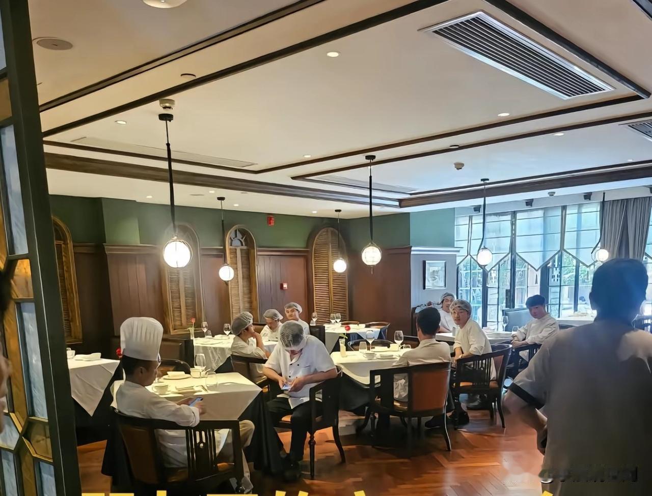 这是朋友在一家饭店干出厨师，
两个月没发工资了，
今天后厨都撂挑子不干了，
厨师