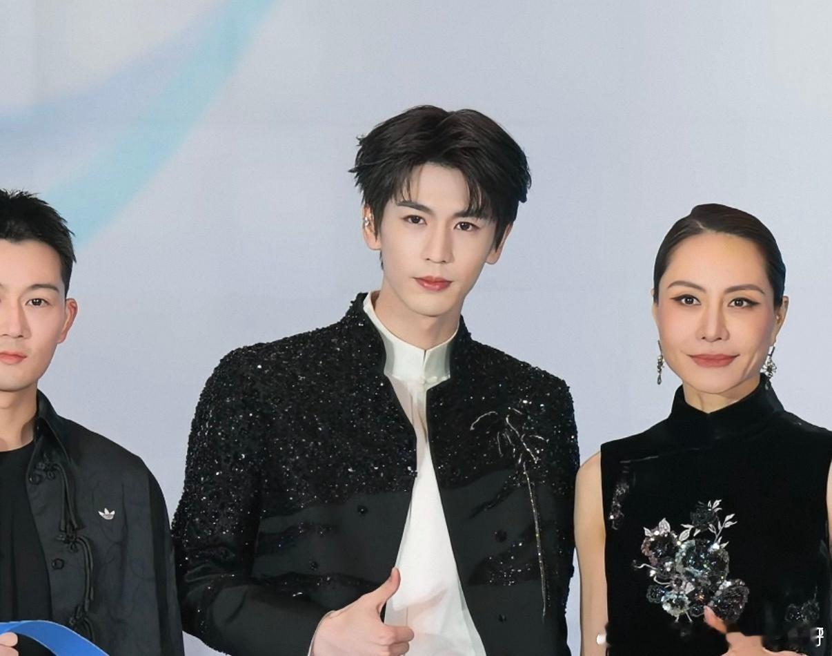 张凌赫今天线下活动路透，射箭好帅