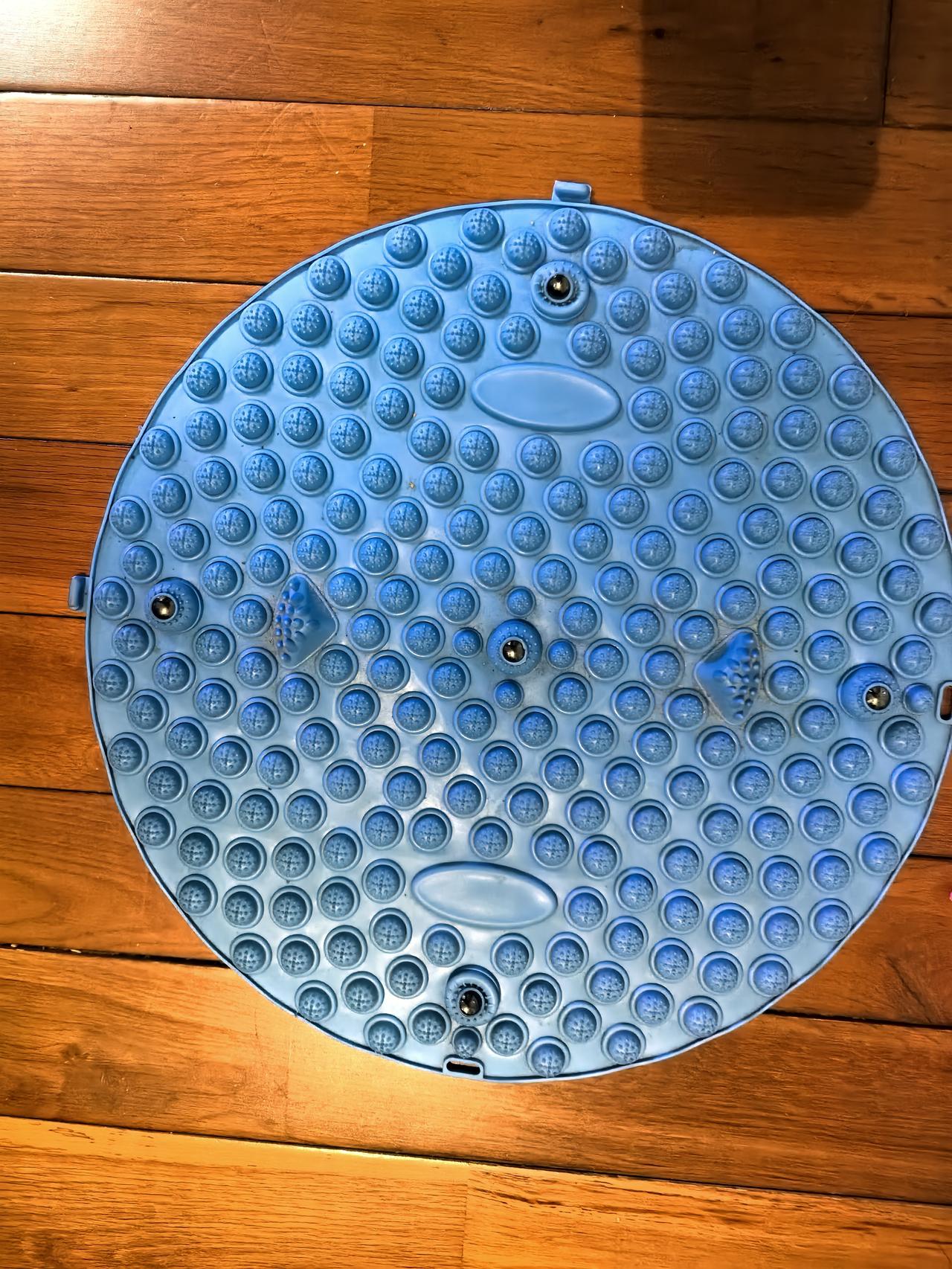 今日运动打卡今天运动步数估计不超过100步，下雨天，不想出门，在家踩指压板半小时