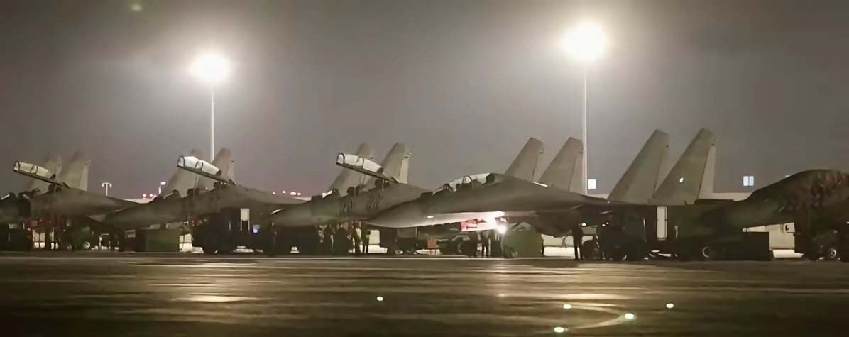 解放军一线战备机场，一天24小时有22小时保持一等状态，根据歼-16飞行员透露，