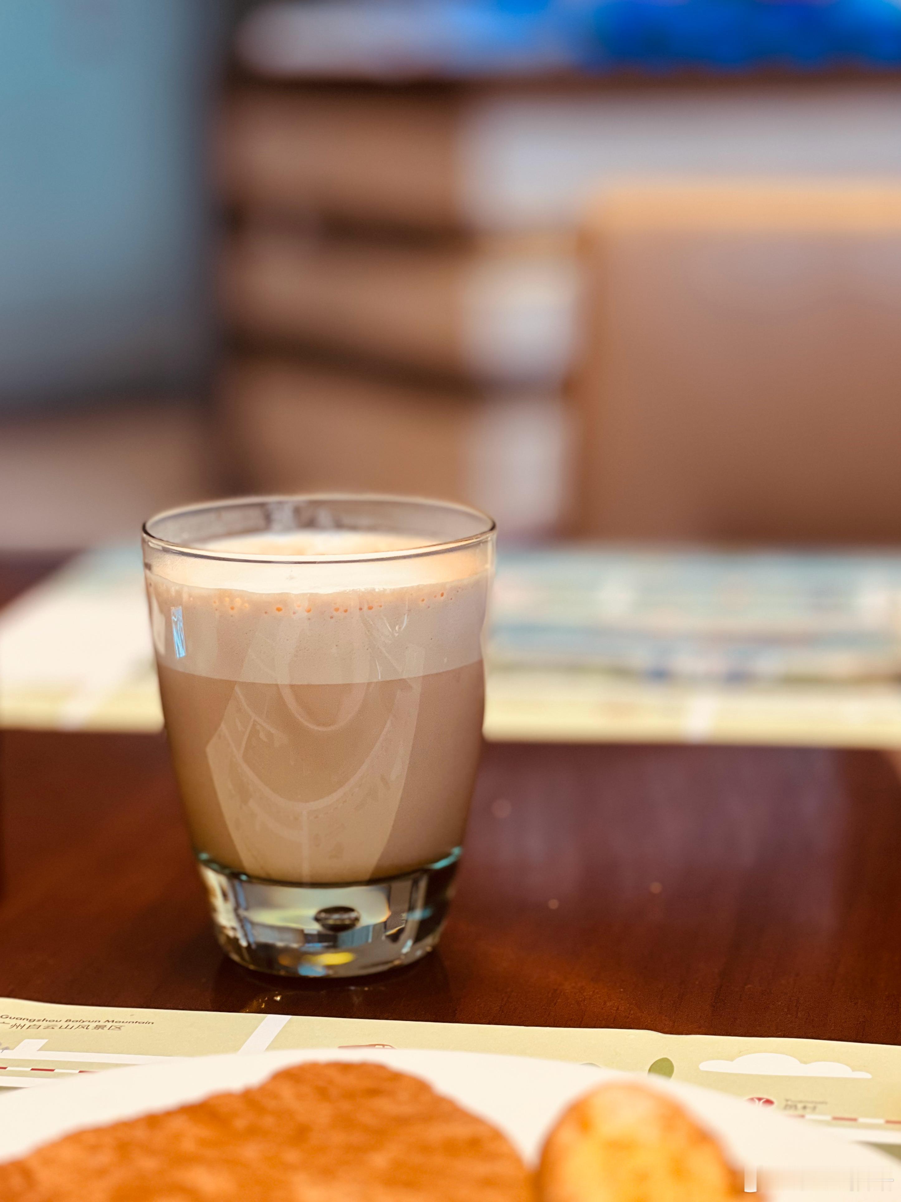 酒店咖啡机可以手动打奶泡，虽没拉花缸，弄杯卡布奇诺还是可以的。隔空干啡 广州·广