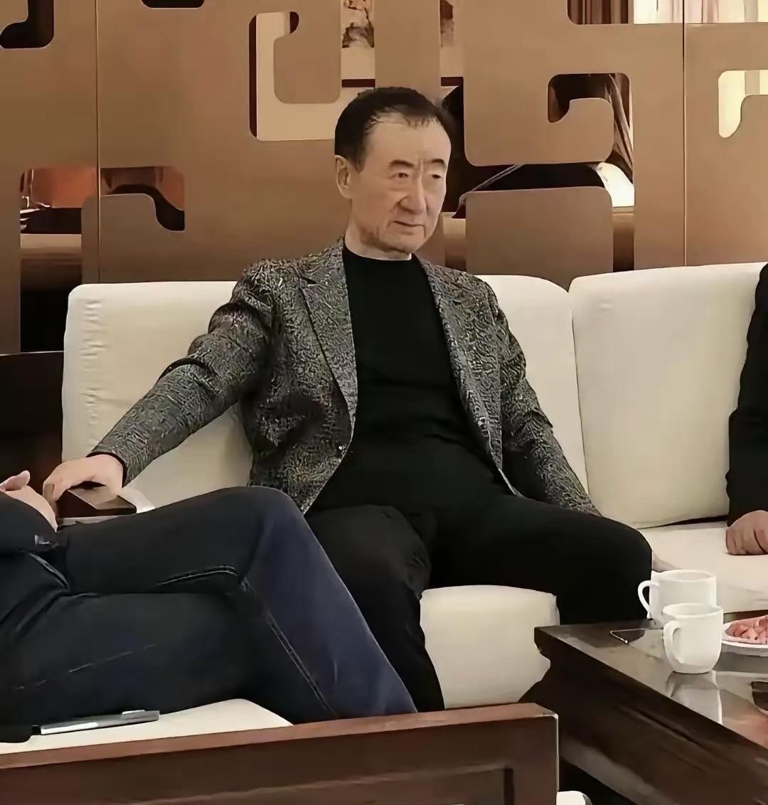 已经72岁的王健林，近几年最明显的变化，不是老了许多，而是瘦了很多。

但是他的