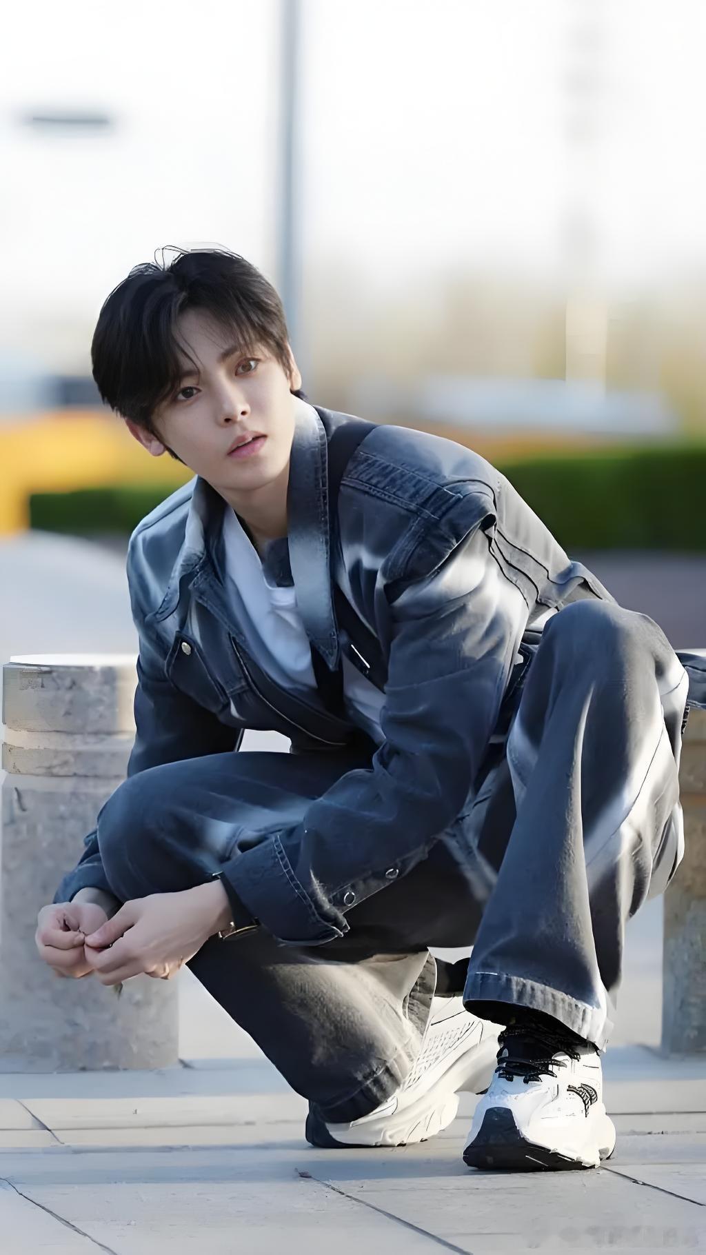 #侯明昊演我男友拍照#怎么有人能帅得这么可爱[可怜]可爱得特别自然，浑然天成还不
