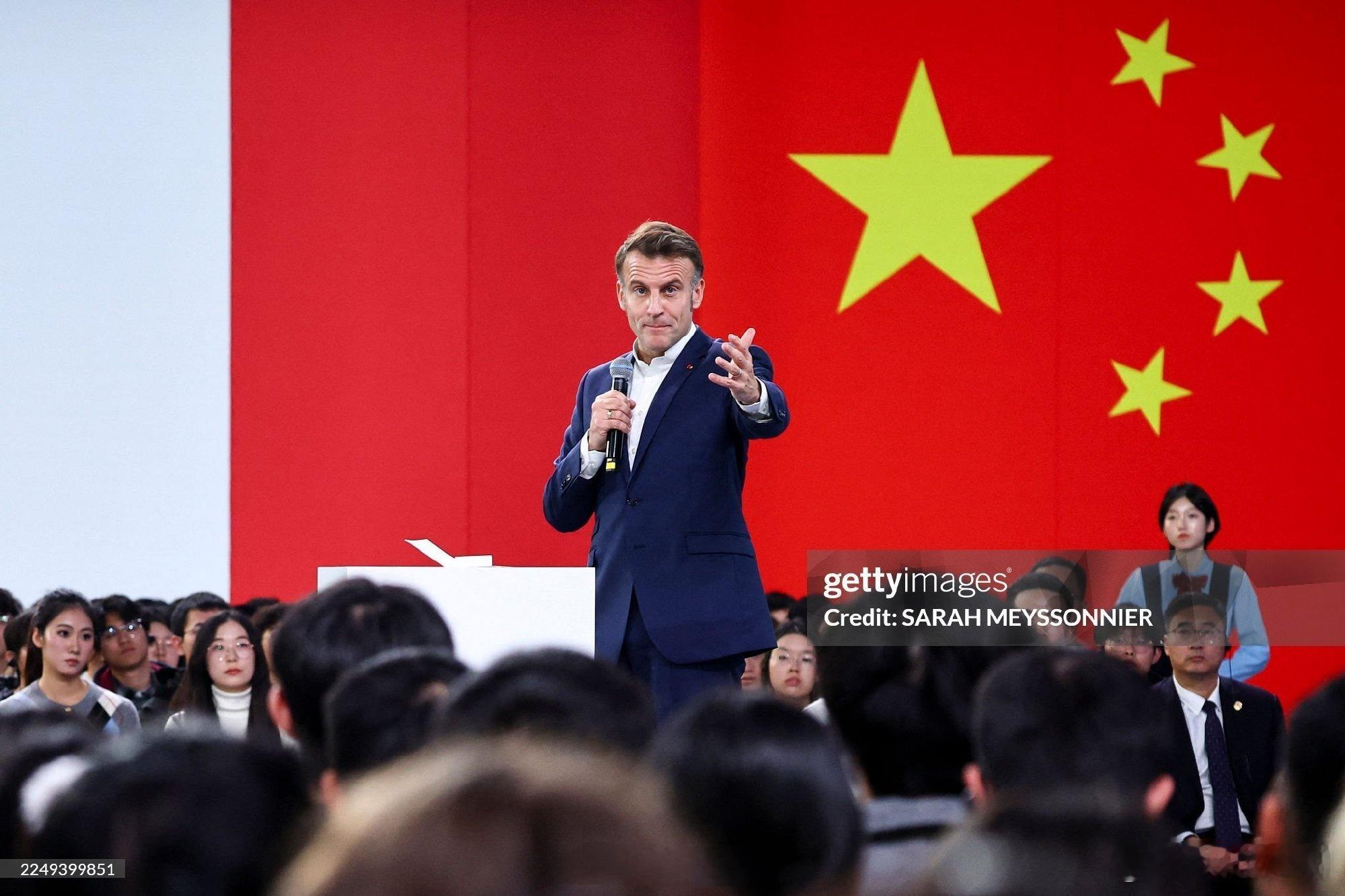 法新社出图，马克龙在川大演讲。 