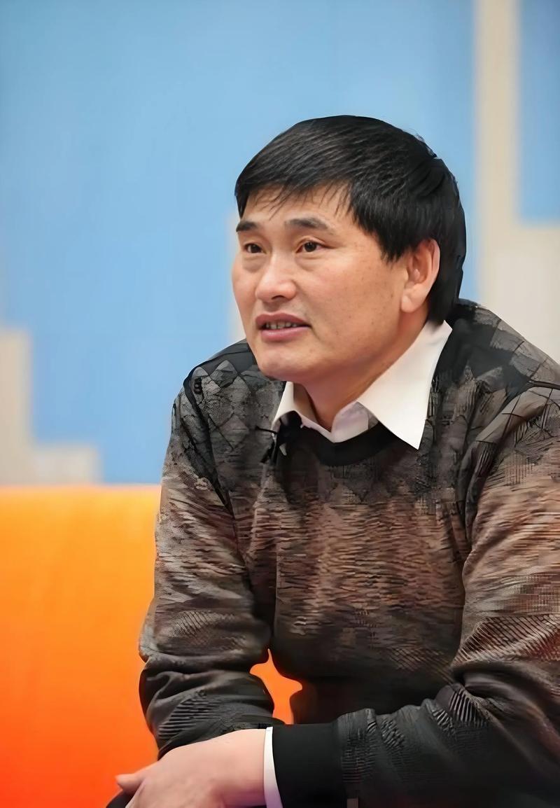 2012年，朱之文初登舞台，身披军大衣，嗓音浑厚，人们只道他是“农民歌手”，是草