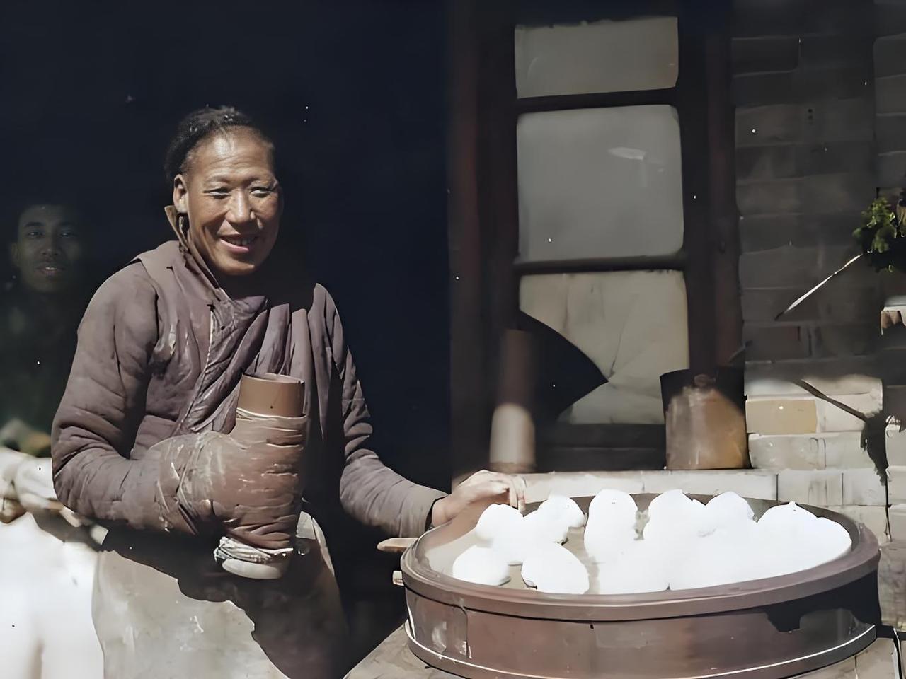 这张老照片中一民国摊贩大爷面对“没卖出馒头”的情况，脸上依旧挂着乐观的笑容，或许