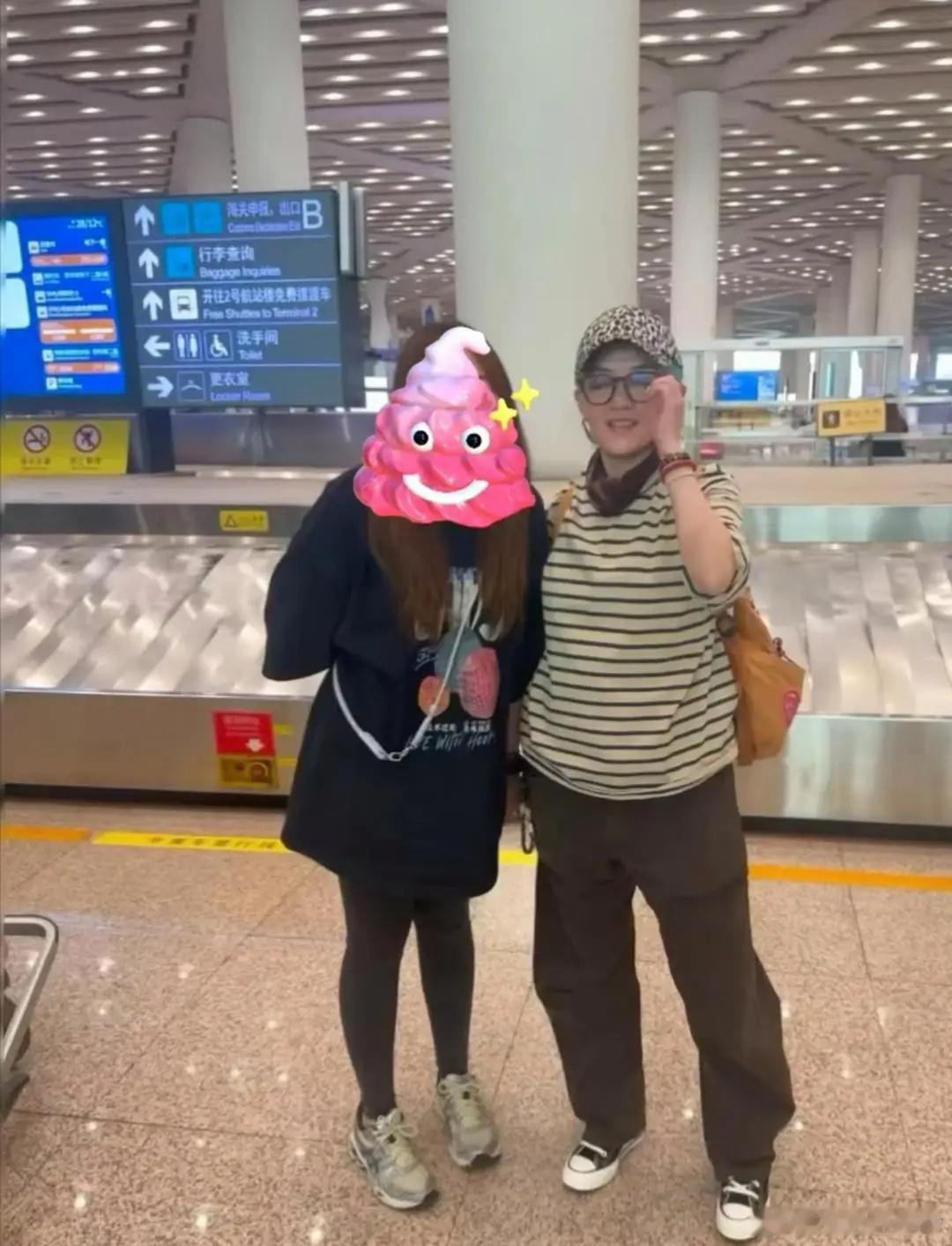 49岁范晓萱现身北京机场被偶遇，她打扮休闲时尚又不失个性，她戴着豹纹帽和黑框眼镜