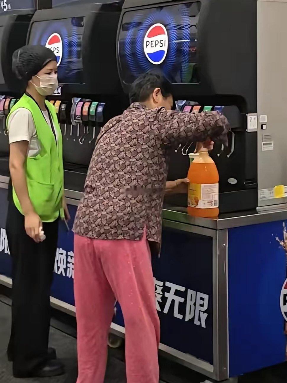 这种行为和穷不穷没一点关系，纯纯就是占便宜已经刻在骨子里了，毫无边界感和公德心 