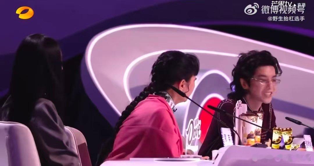 殷秀梅向华晨宇邀歌声鸣远扬 殷秀梅老师太会了！直接向华晨宇邀歌，花花笑成表情包，