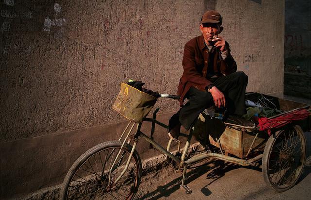 你肯定猜不到！
这位每天捡废品的老人家，
竟然默默坚持了12年
每个月只花300