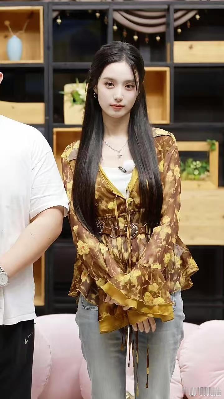 看迷糊了这张….太美了徐艺洋🍂 