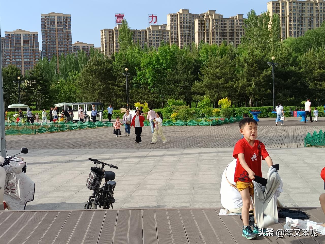 夕阳西下，沙滩上已支起一顶橘色帐篷。“小铭，快来！”同伴招手。小铭应声拎起野餐包