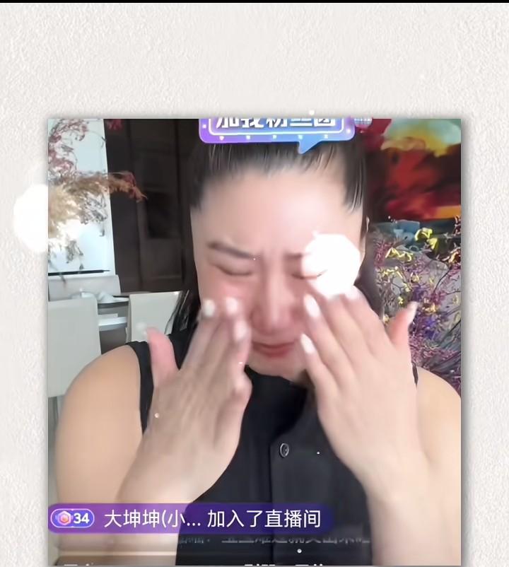 谢贤离世后，他的前女友CoCo首度开直播，谈到这段感情，她伤心痛苦的样子，真的让