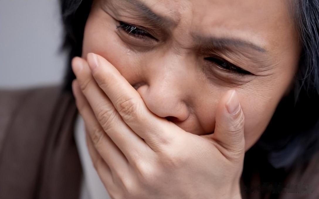 2008年秋天的一天，一个叫万的农民正在地里收割庄稼。就在这时，她接到了女儿蓝蓝