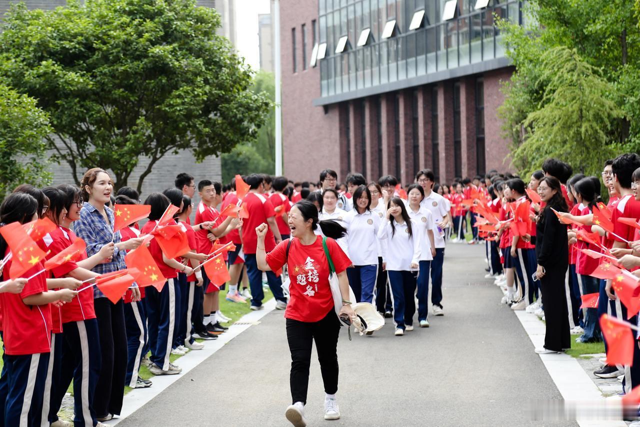 【今日17:30截止！浙江高考考生抓紧填报首轮志愿 】6月30日消息，2026年