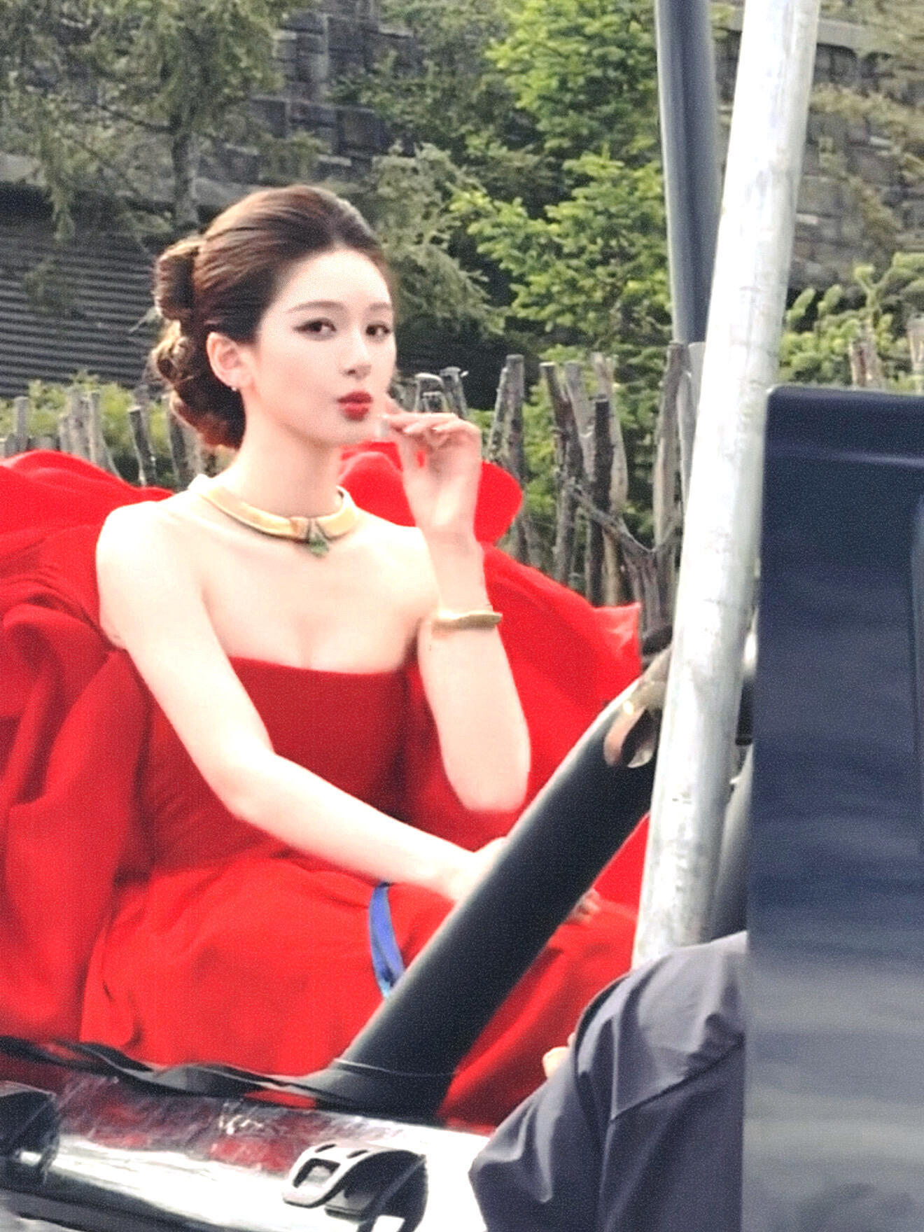 这个赵露思到底为什么才发现红色这个颜色这么适配自己 这波真许我耀眼走进现实了VO