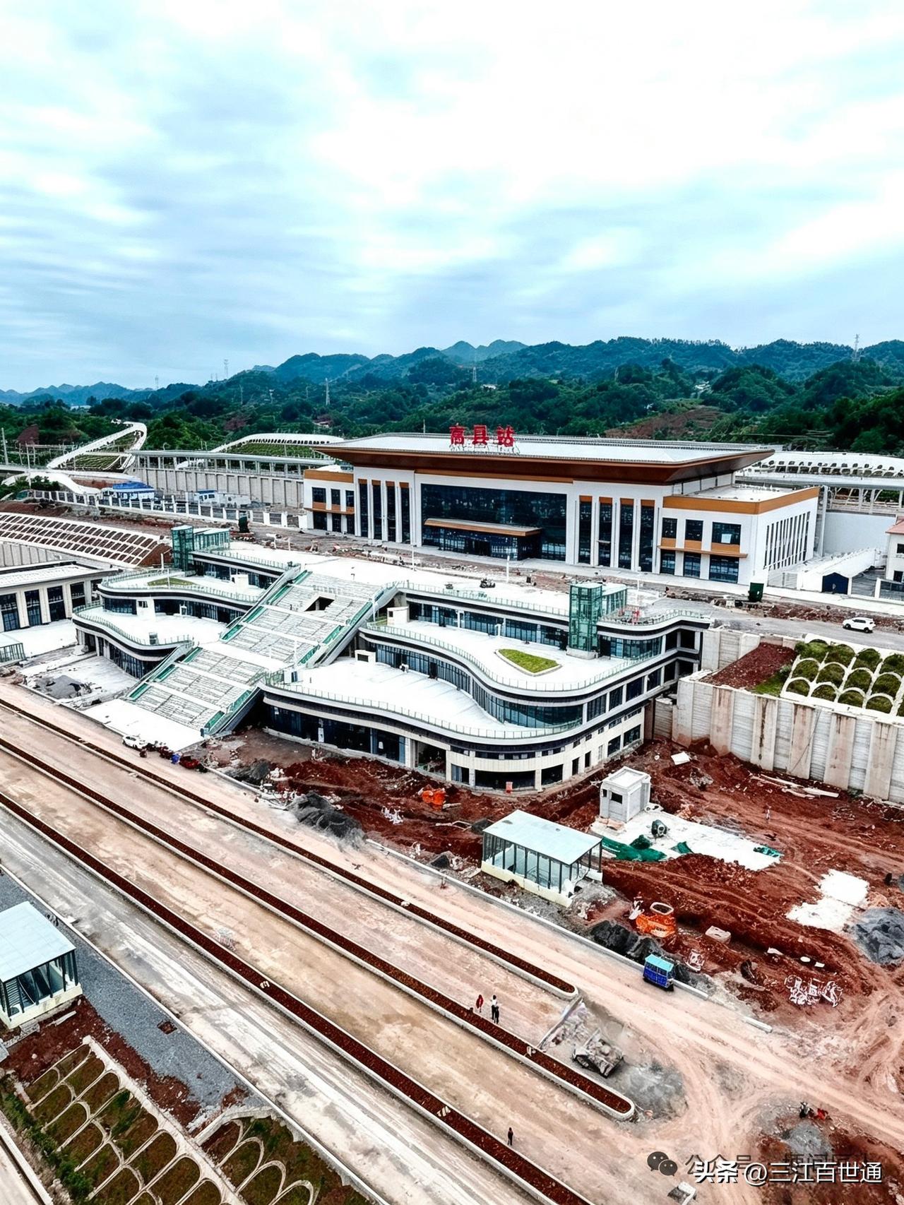 高铁站，现在越修越大，尤其是区县，然而修好后运营又成困难，空空的！宜宾城区的宜宾