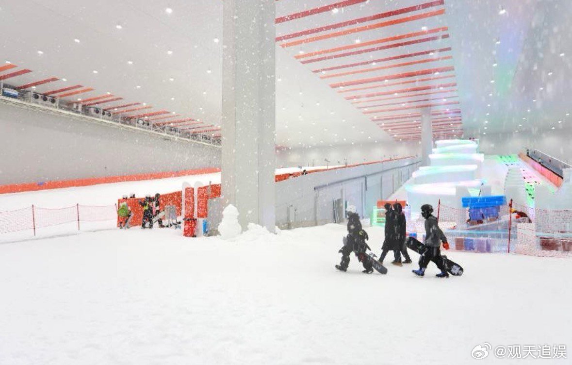 广西最大室内冰雪综合体果然有料，初级道到中级道齐全，小白也能放心冲！万达米伦滑雪