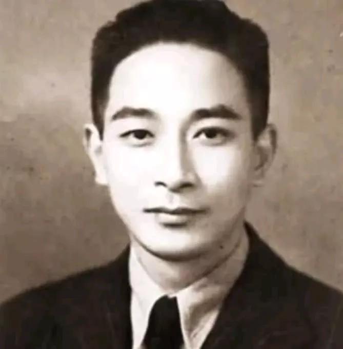 1943 年，103 岁的虚云老和尚和 20 多岁的南怀瑾，一起暗夜走山路。南怀