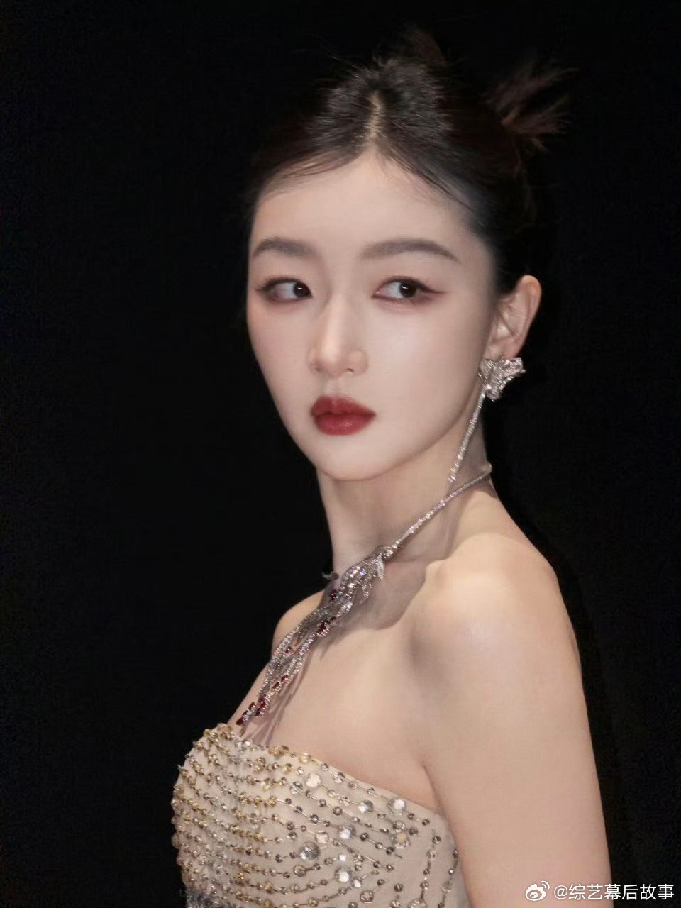  谁懂啊！顶光把周冬雨的清冷感焊在身上，每一帧都是电影画面周冬雨顶光美成这样顶光