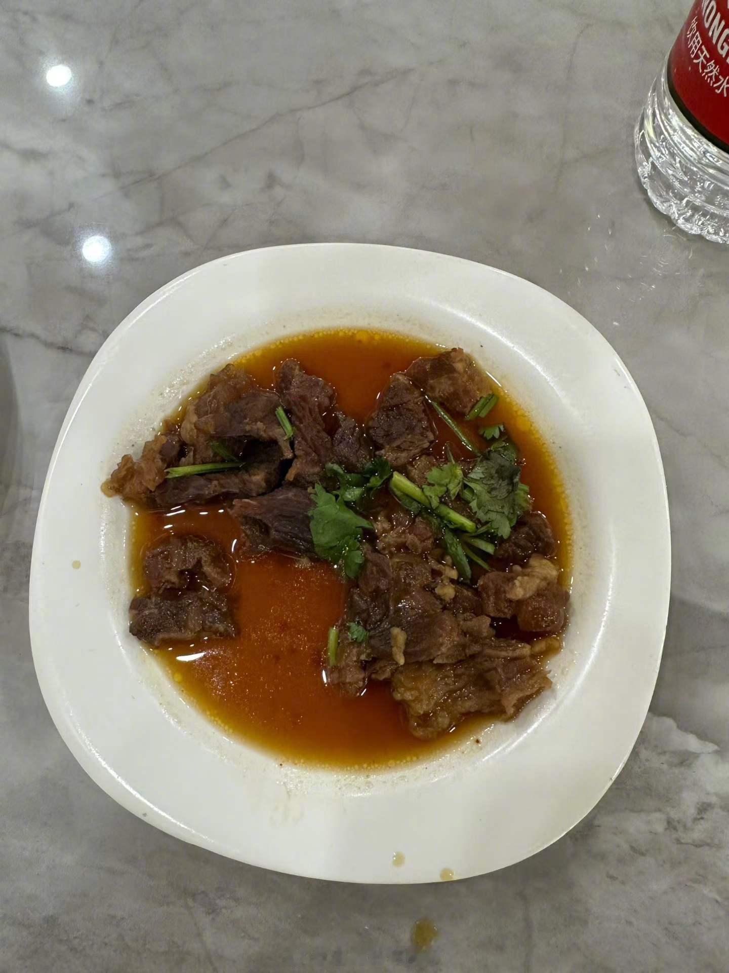 一盘这样的牛肉 小店里面20块（我吃了一半了），这样2盘 在火锅店再配点菜就是1