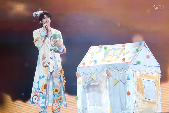 张极solo今天有朵云爱我张极要哭了 聚光灯下张极演绎《今天有朵云爱我》，过往影
