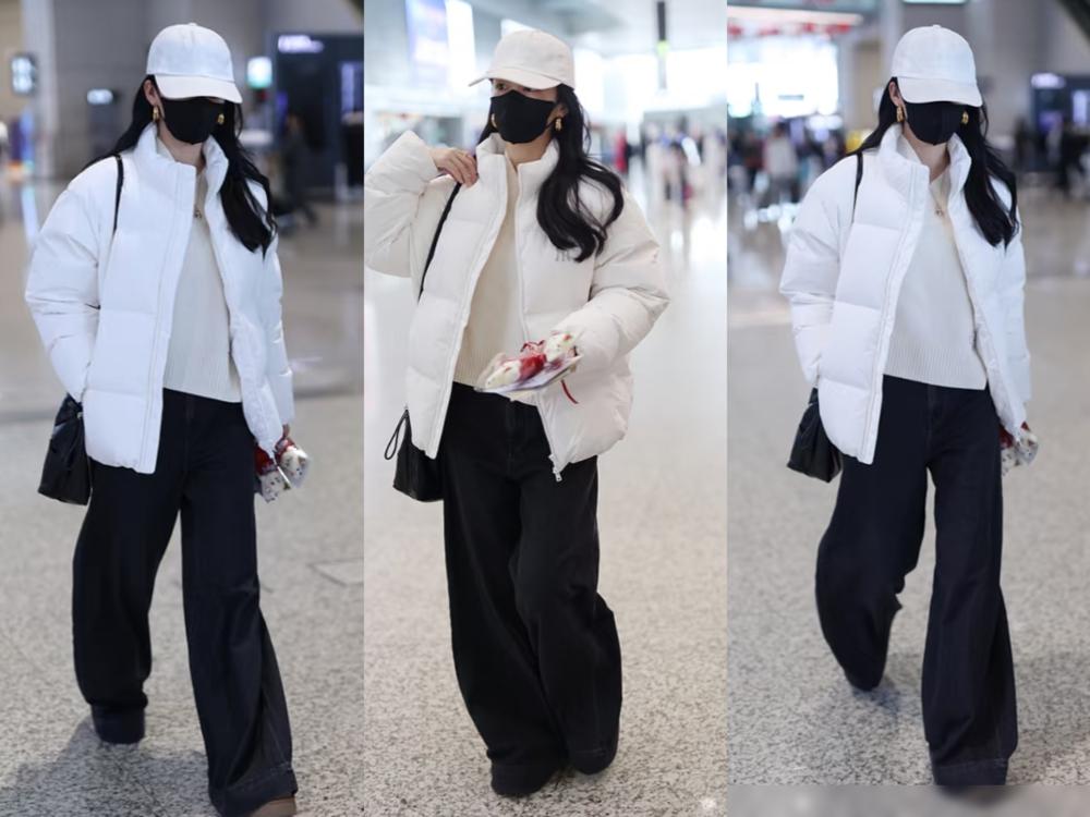 冬季会穿“黑+白”真的很高级，随便一搭就好看，干净利落显质感

👀最近逛街发现