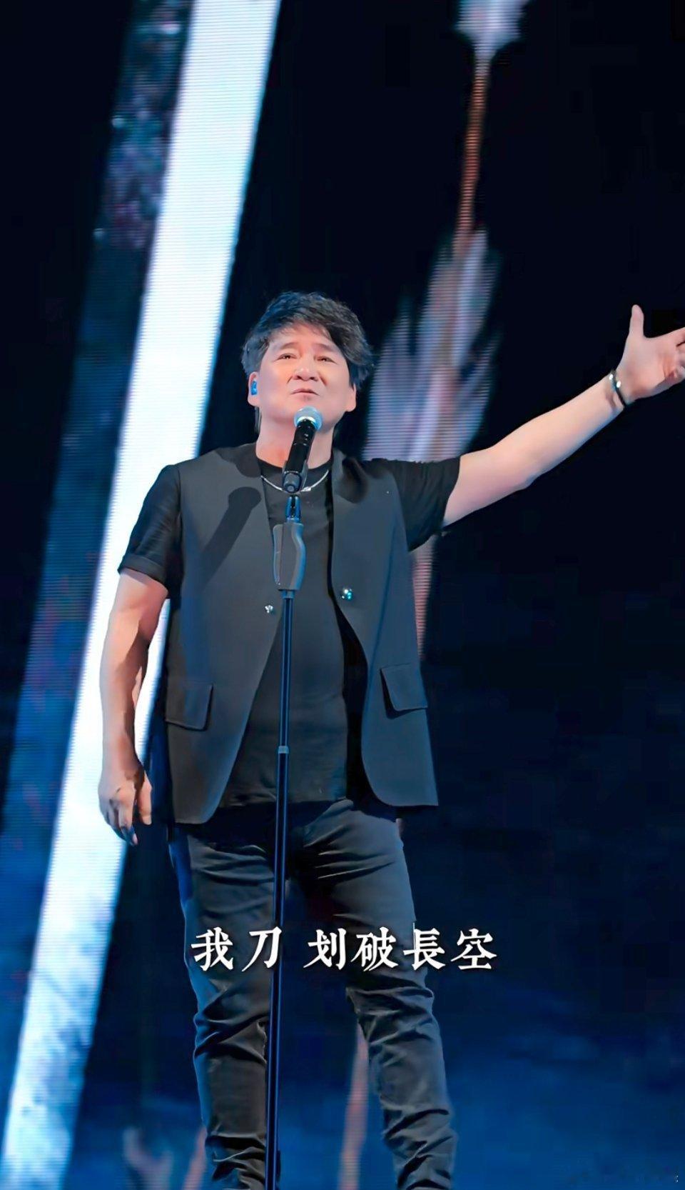 周华健63岁了请善待老人吧，周华健老师现在这个状态真挺好的，肚子大点就大点呗，又
