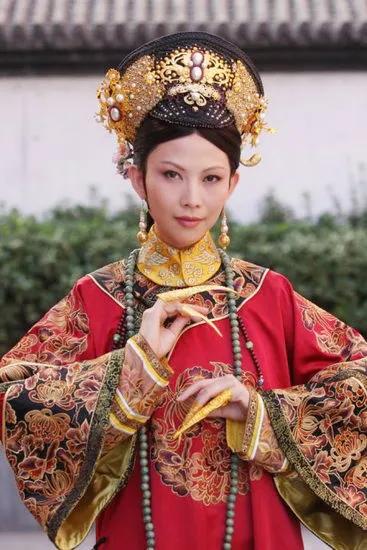 蔡少芬38岁怀着孕拍完了《甄嬛传》，好在孩子保住了，戏也火了，可是王晶却说：她是