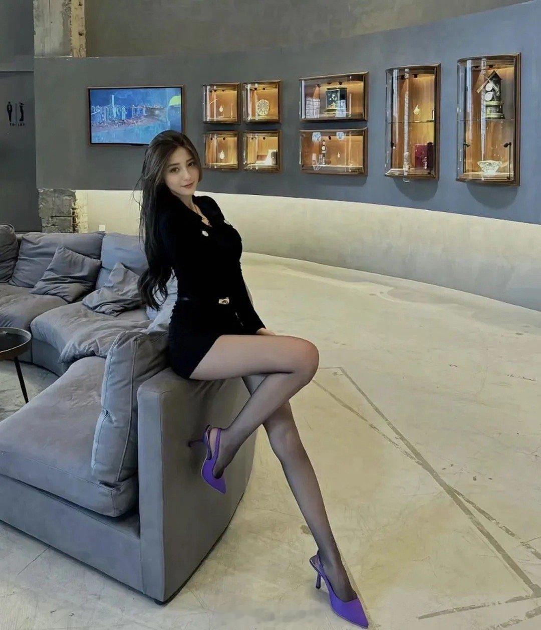 日本第一美腿！近日，备受关注的日本新生代网红Mika Dono引起了全球网络用户