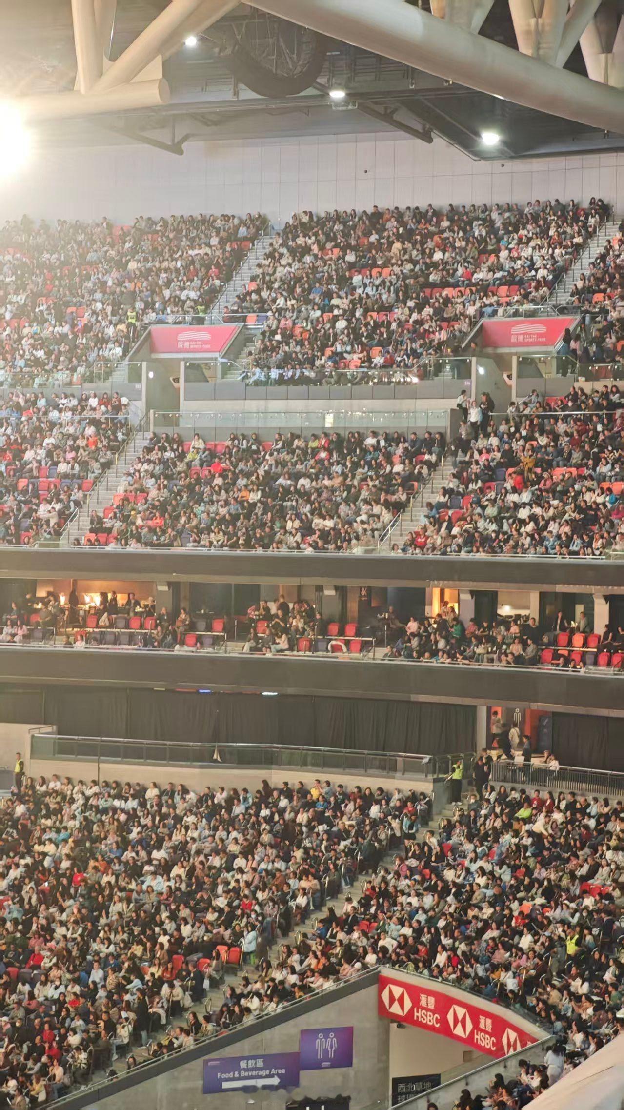 周深香港上座率 跨年夜的满分答卷！香港演唱会现场人气爆表，满场星光就是最好的证明