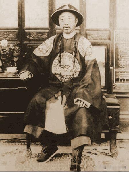 他是清朝200多年来最牛的一位王爷。
1⃣️他是后来封为铁帽子亲王。世袭罔替。