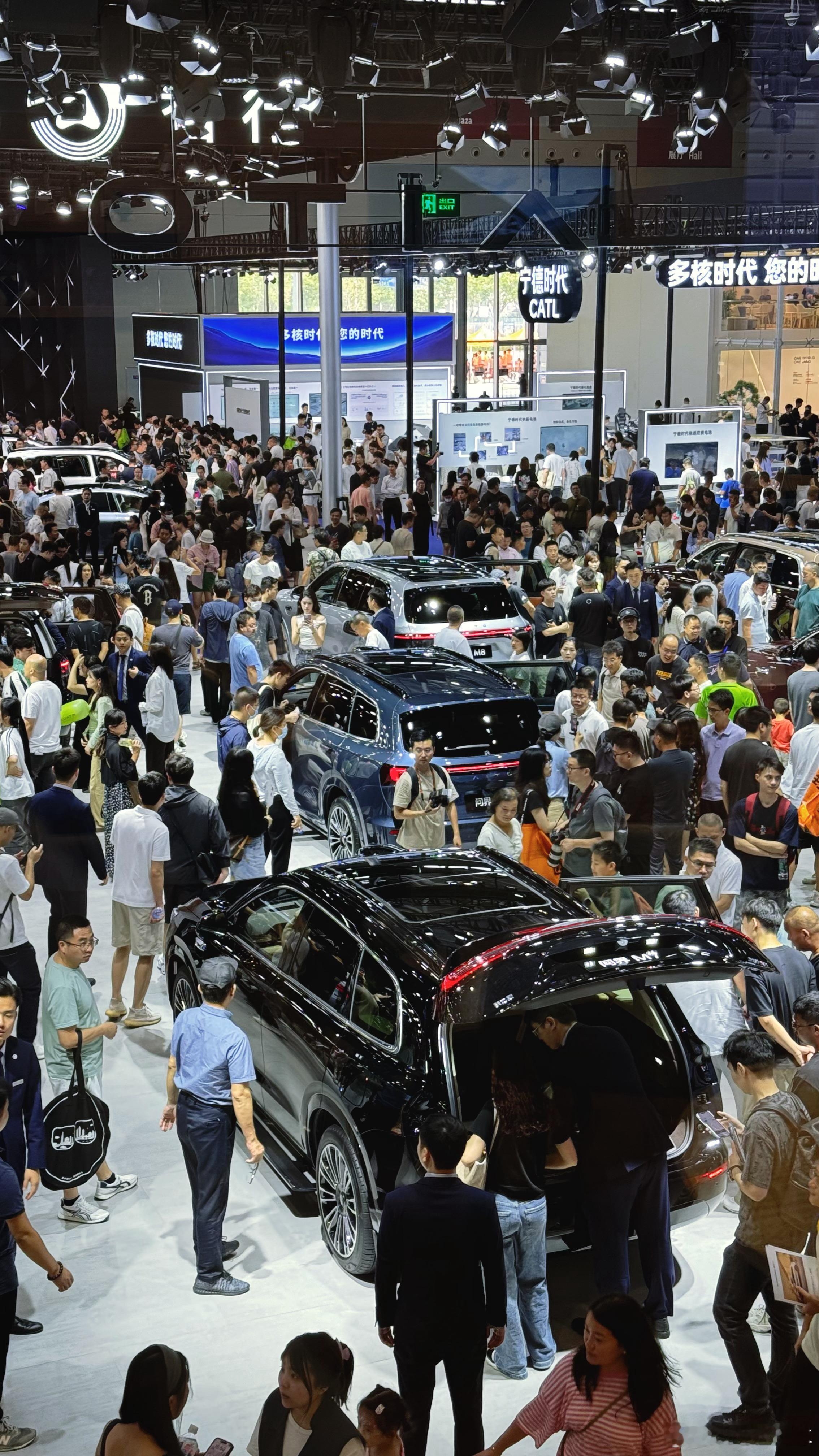 粤港澳车展的鸿蒙智行展台，人山人海～这照片里有5台尊界S800呢，能找得到吗？新