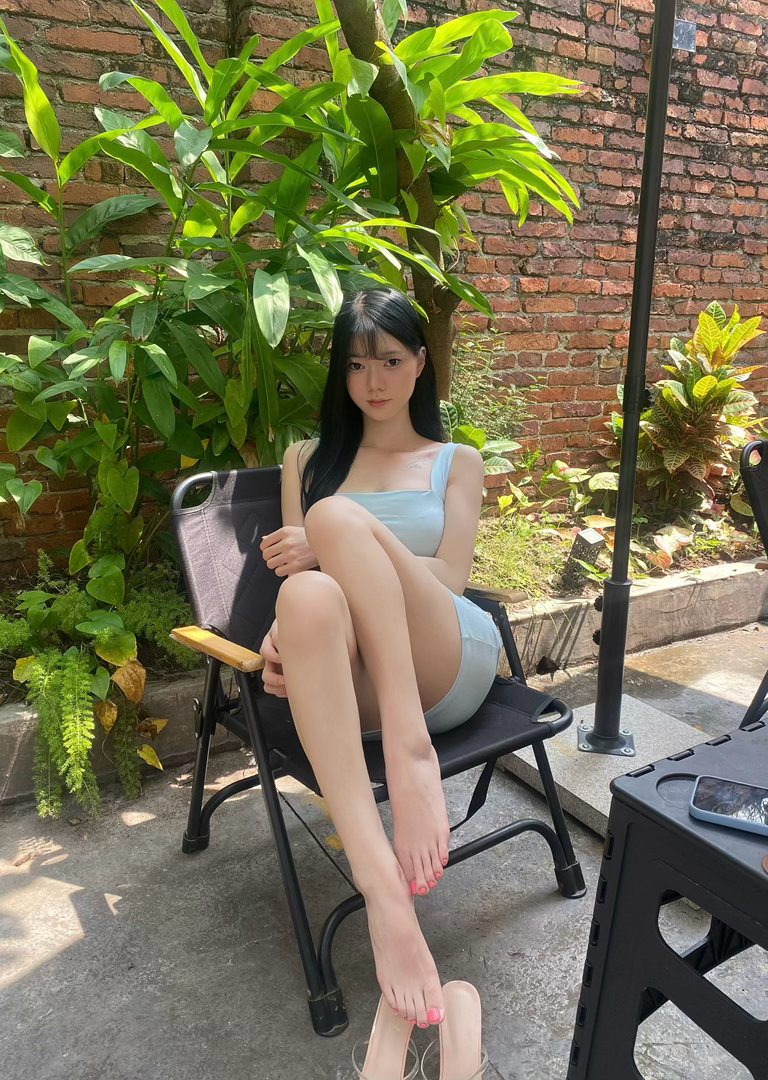 还剩几张没发过。昨晚想拍照的，看完电影都12点多了没有咖啡店开门了 玉林