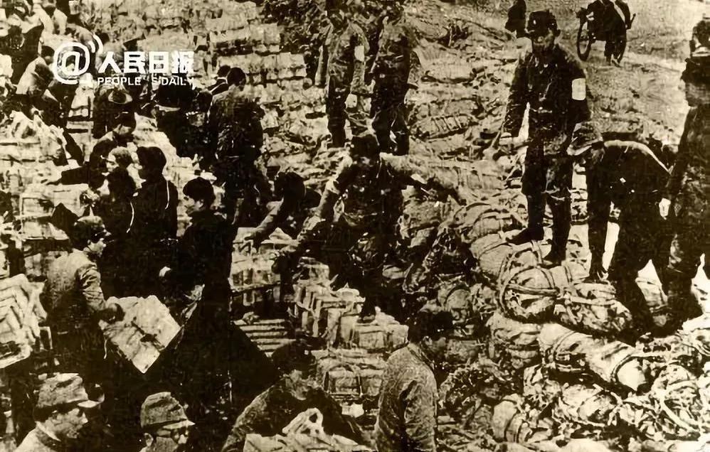 日本鬼子占领沈阳后，店铺纷纷关门，生活用品无处可买，粮食尤为紧张。百姓无米下锅，