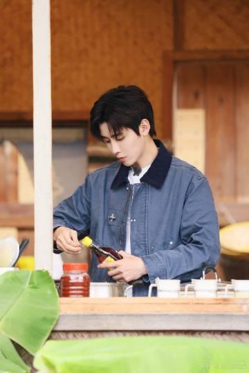 任豪是R1SE厨师长欢迎来到蘑菇屋 被任豪在节目里的厨艺和人格魅力征服了！他在厨