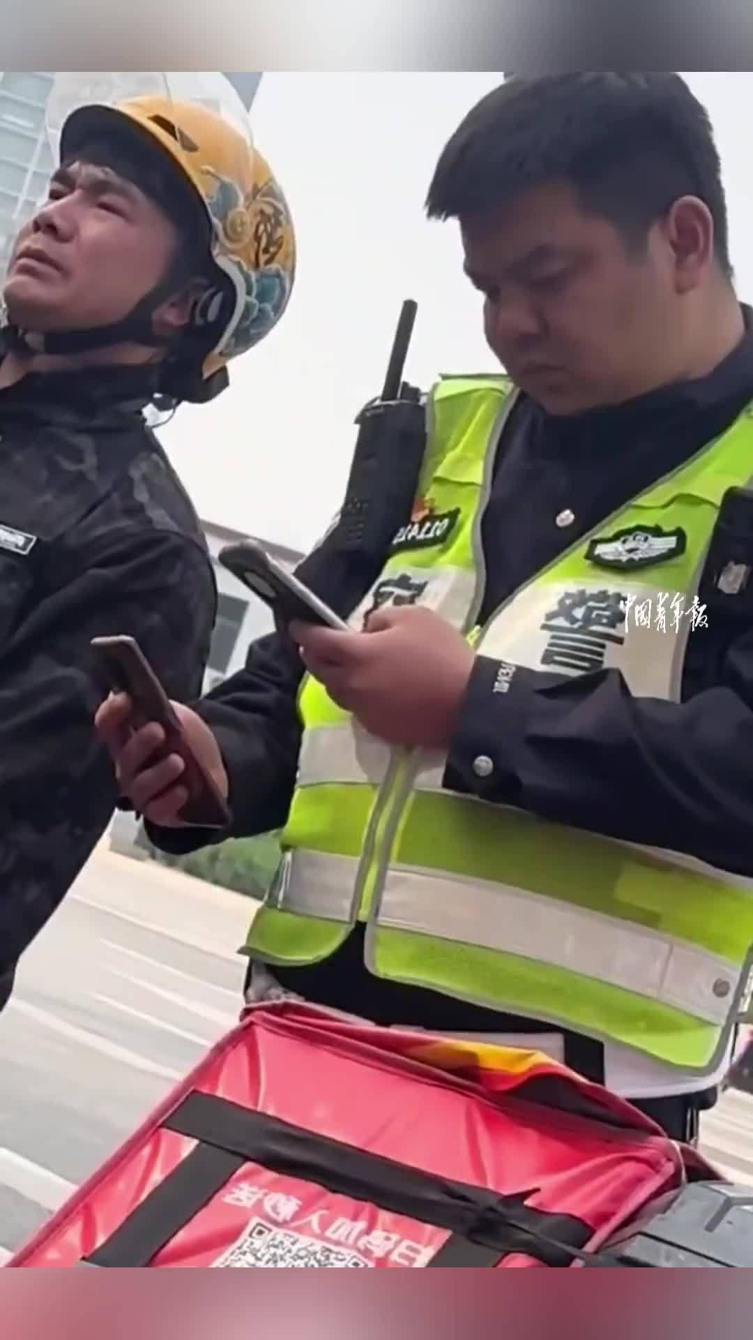 石家庄这幕看哭网友！外卖小哥遇剐蹭没钱赔痛哭，交警暖心补位太暖
 （个人观点仅供