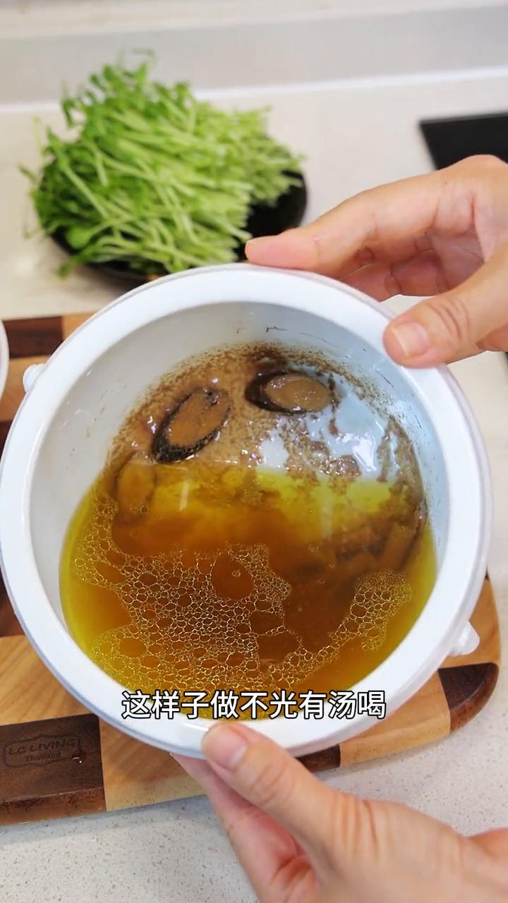 趁着老大在家，我又给他安排了一盅汤。今天炖的是一滴水都不用放的滴露鸭，这样子做不