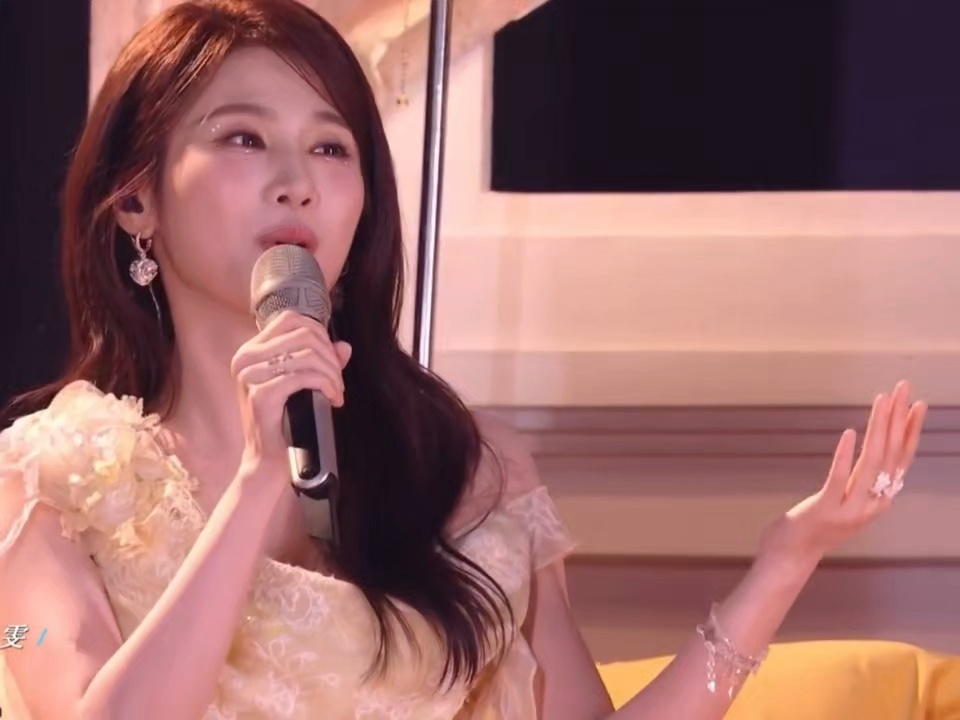 张慧雯真唱 从舞担跨界挑战全开麦，张慧雯真的太敢了！舞台上气息稳、声音亮，不躲不